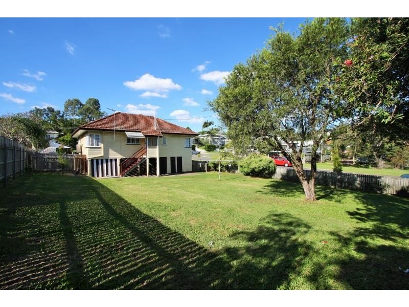11 Smith Street, Holland Park QLD 4121