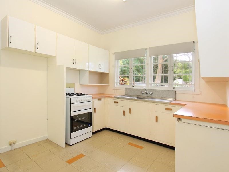 8 Stewart Street, Holland Park QLD 4121