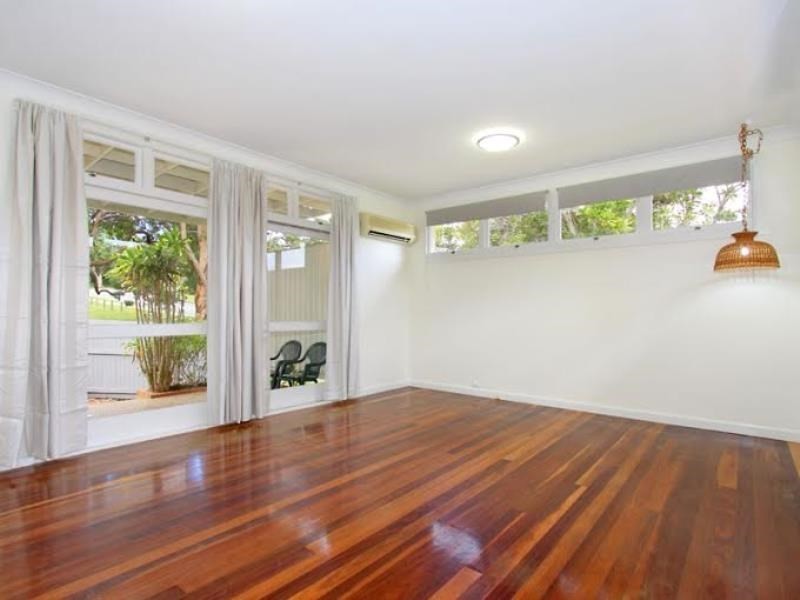 8 Stewart Street, Holland Park QLD 4121