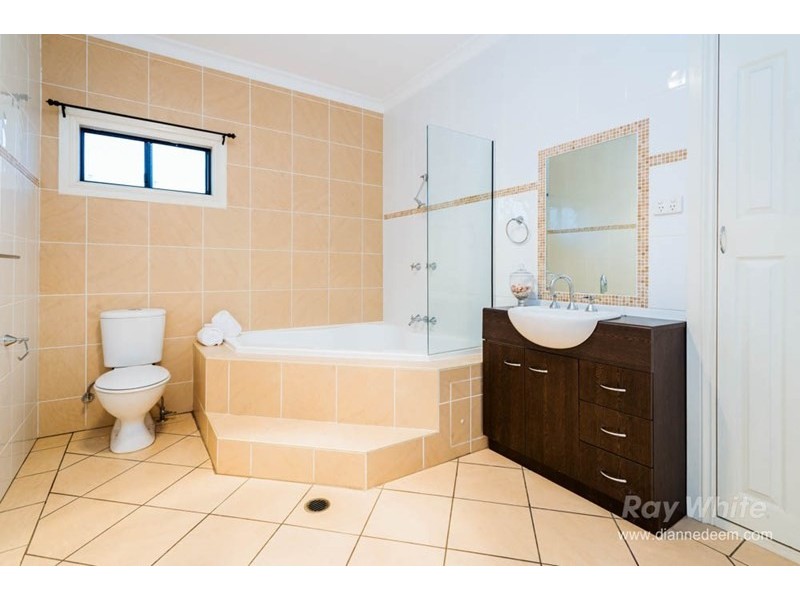 25 Arnold Street, Holland Park QLD 4121