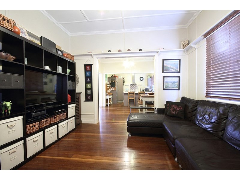 82 Holland Road, Holland Park QLD 4121