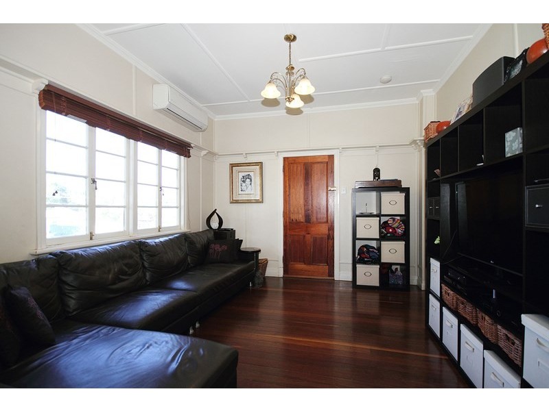 82 Holland Road, Holland Park QLD 4121