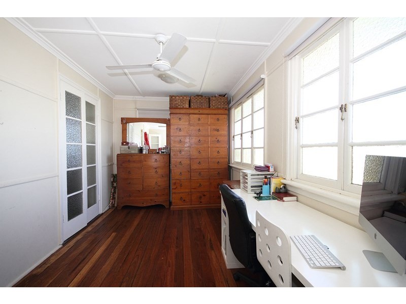 82 Holland Road, Holland Park QLD 4121