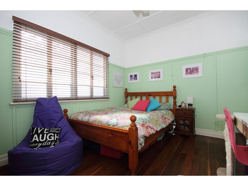 82 Holland Road, Holland Park QLD 4121