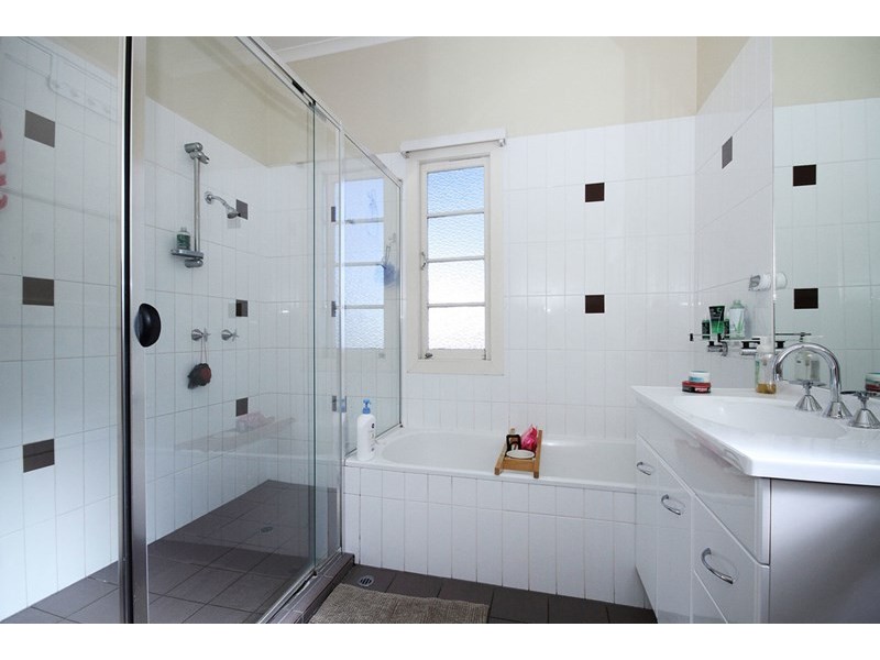 82 Holland Road, Holland Park QLD 4121