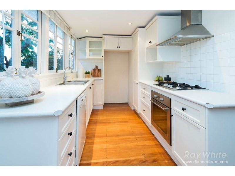 8 Iveagh Avenue, Holland Park West QLD 4121