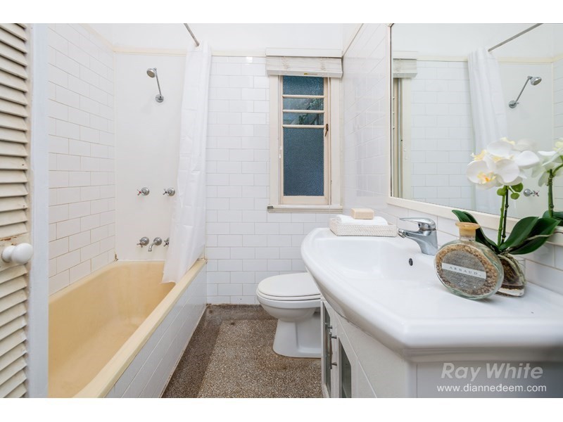 8 Iveagh Avenue, Holland Park West QLD 4121