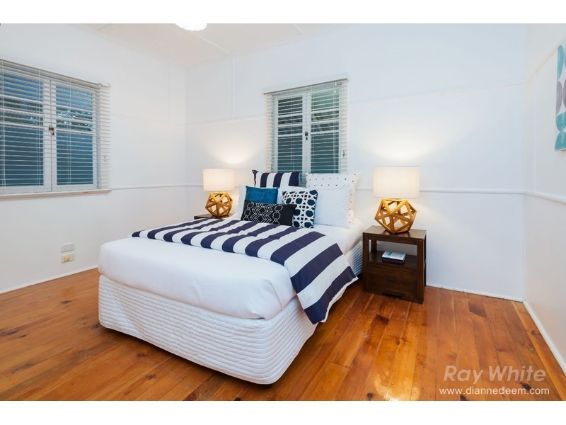 8 Iveagh Avenue, Holland Park West QLD 4121