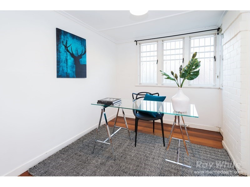 8 Iveagh Avenue, Holland Park West QLD 4121