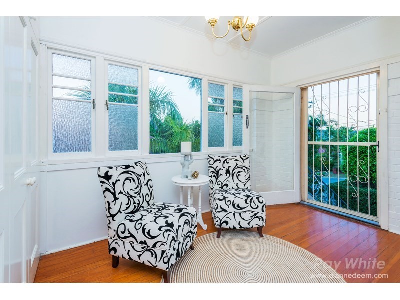 8 Iveagh Avenue, Holland Park West QLD 4121