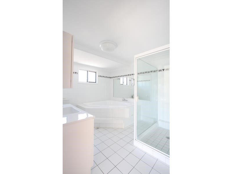 1 Merinda Street, Greenslopes QLD 4120