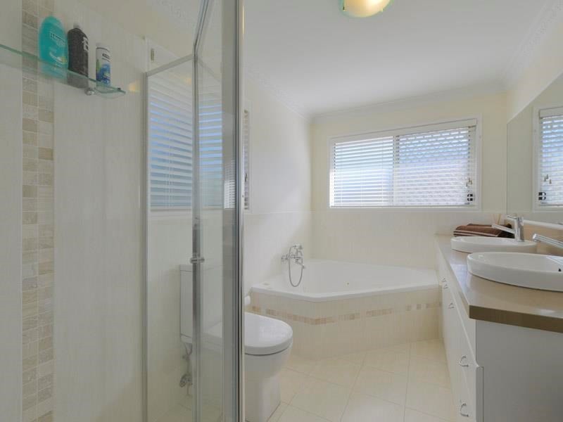 137 Cribb Road, Carindale QLD 4152