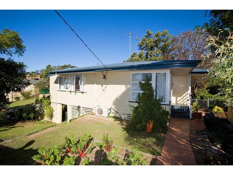 127 Sapphire Street, Holland Park QLD 4121