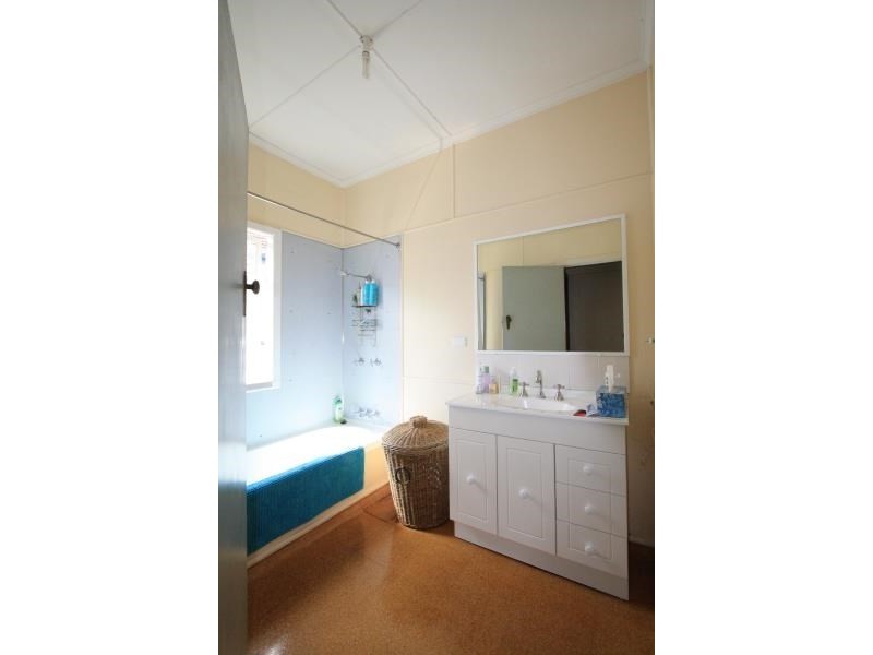 36 Emma Street, Holland Park QLD 4121