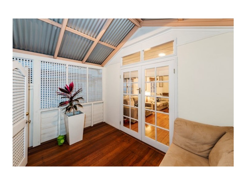 22 Oxley Road, Holland Park QLD 4121