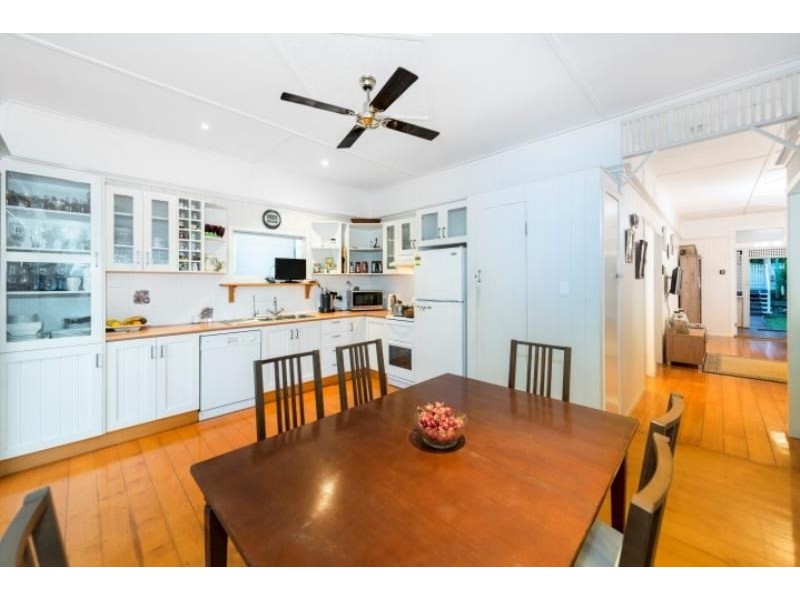 22 Oxley Road, Holland Park QLD 4121