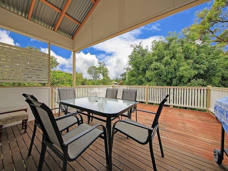 22 Oxley Road, Holland Park QLD 4121
