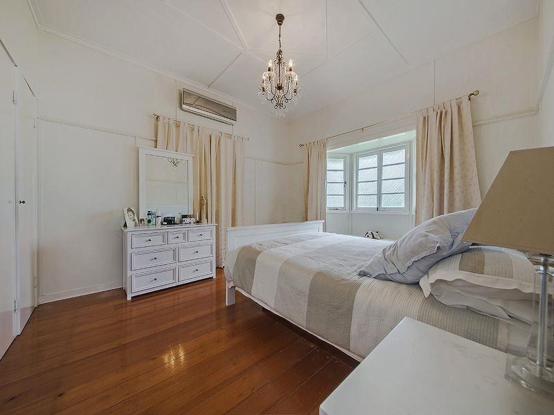 22 Oxley Road, Holland Park QLD 4121