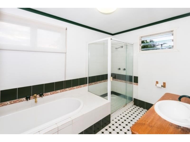 22 Oxley Road, Holland Park QLD 4121