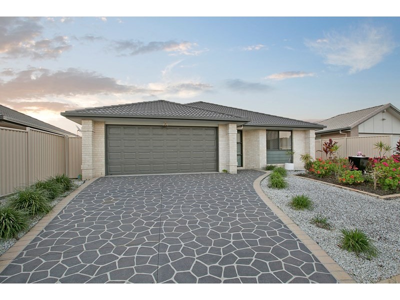 8 Sasha Street, Wynnum West QLD 4178