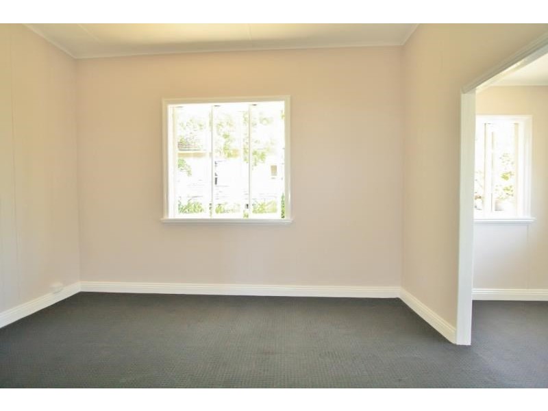 8 Harrogate Street, Woolloongabba QLD 4102