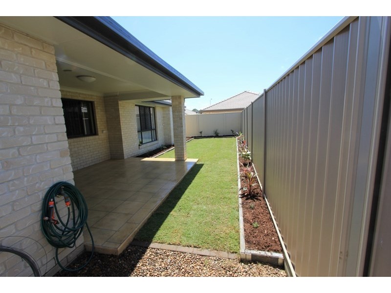 8 Sasha Street, Wynnum West QLD 4178