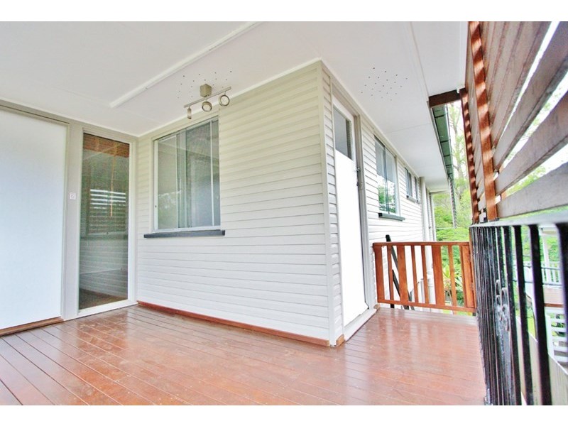 30 Dobbs Street, Holland Park West QLD 4121