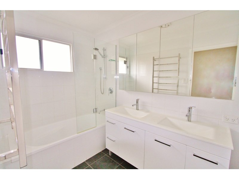30 Dobbs Street, Holland Park West QLD 4121
