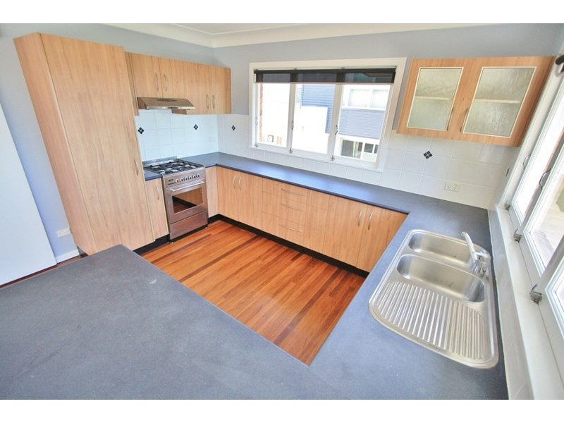 18 Kneale Street, Holland Park West QLD 4121