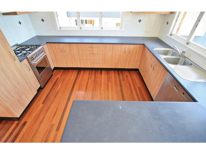 18 Kneale Street, Holland Park West QLD 4121