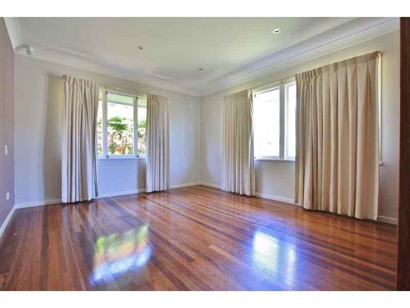 18 Kneale Street, Holland Park West QLD 4121