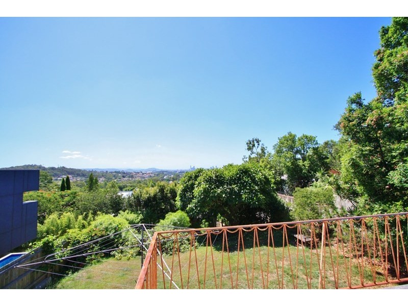 18 Kneale Street, Holland Park West QLD 4121