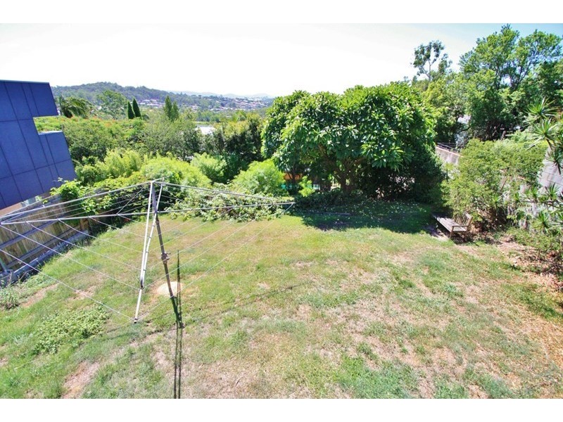 18 Kneale Street, Holland Park West QLD 4121