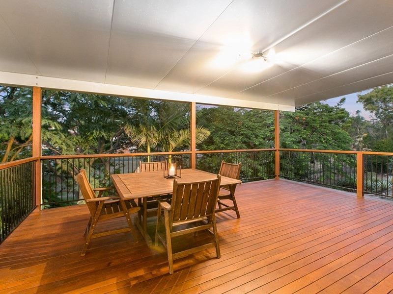 11 Oatland Crescent, Holland Park West QLD 4121