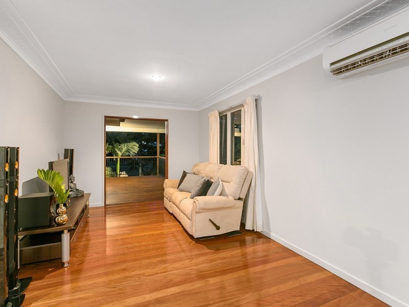 11 Oatland Crescent, Holland Park West QLD 4121