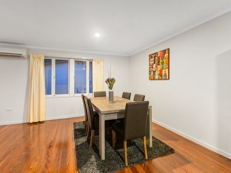 11 Oatland Crescent, Holland Park West QLD 4121