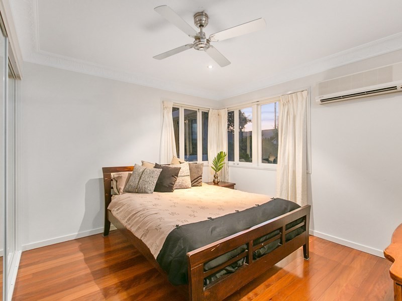 11 Oatland Crescent, Holland Park West QLD 4121