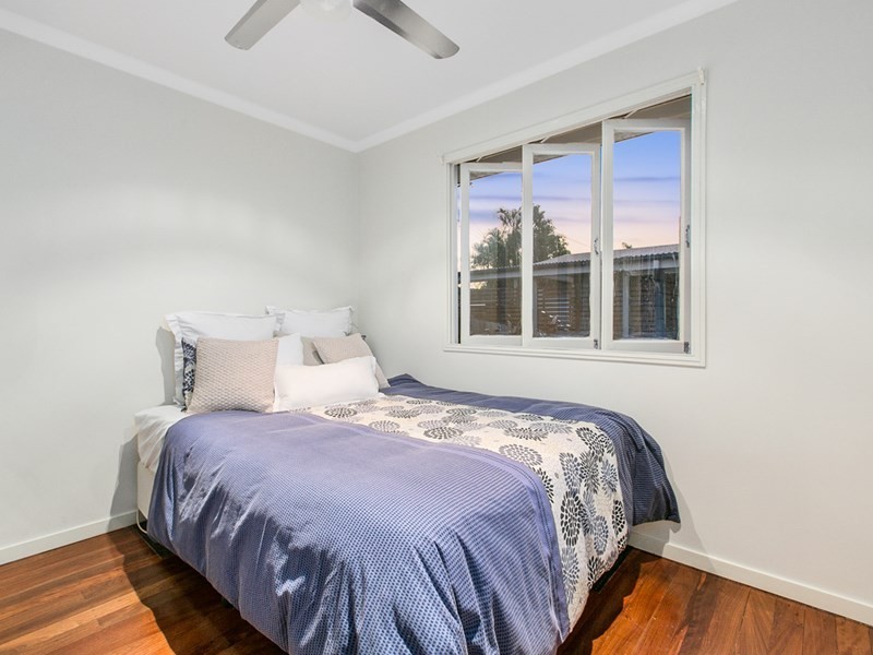 11 Oatland Crescent, Holland Park West QLD 4121