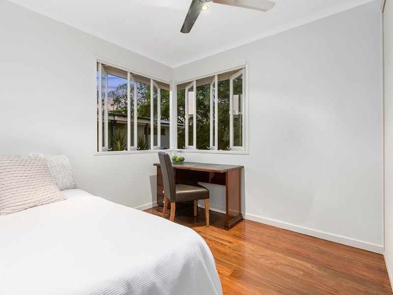 11 Oatland Crescent, Holland Park West QLD 4121