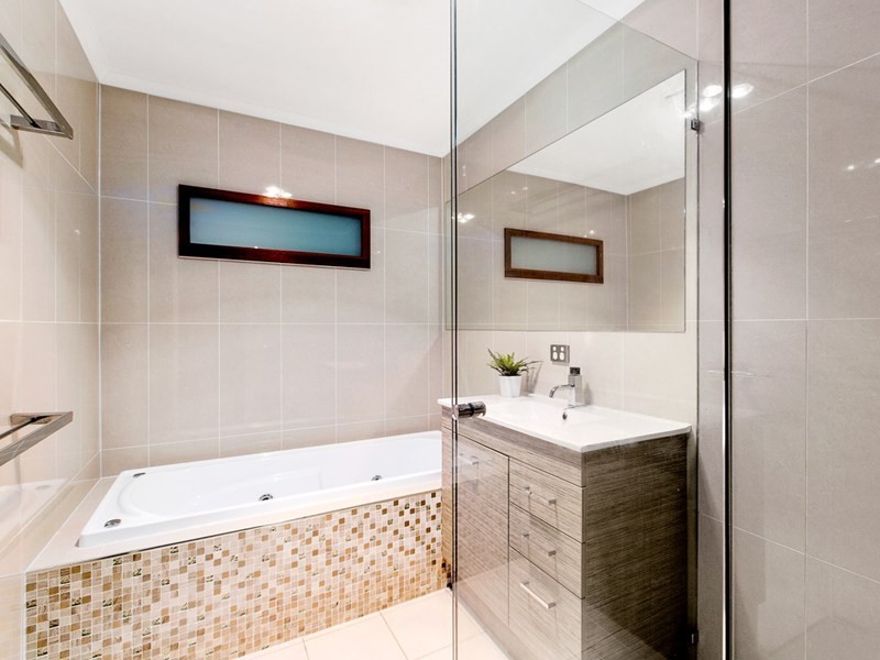 11 Oatland Crescent, Holland Park West QLD 4121