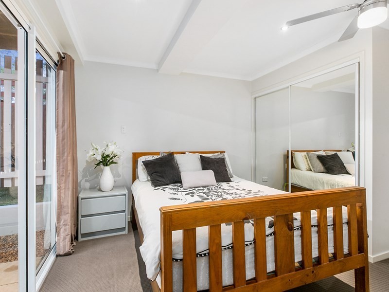 11 Oatland Crescent, Holland Park West QLD 4121