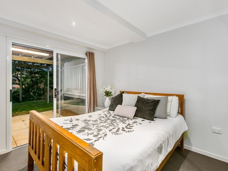 11 Oatland Crescent, Holland Park West QLD 4121