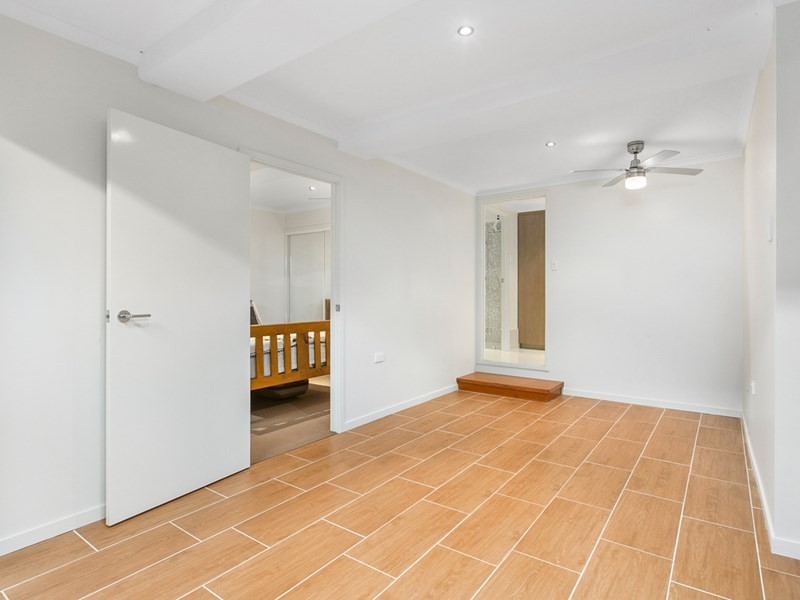 11 Oatland Crescent, Holland Park West QLD 4121