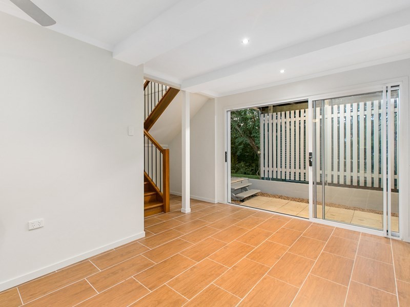 11 Oatland Crescent, Holland Park West QLD 4121