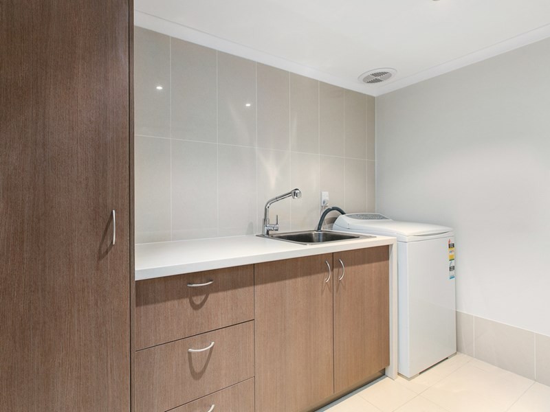 11 Oatland Crescent, Holland Park West QLD 4121