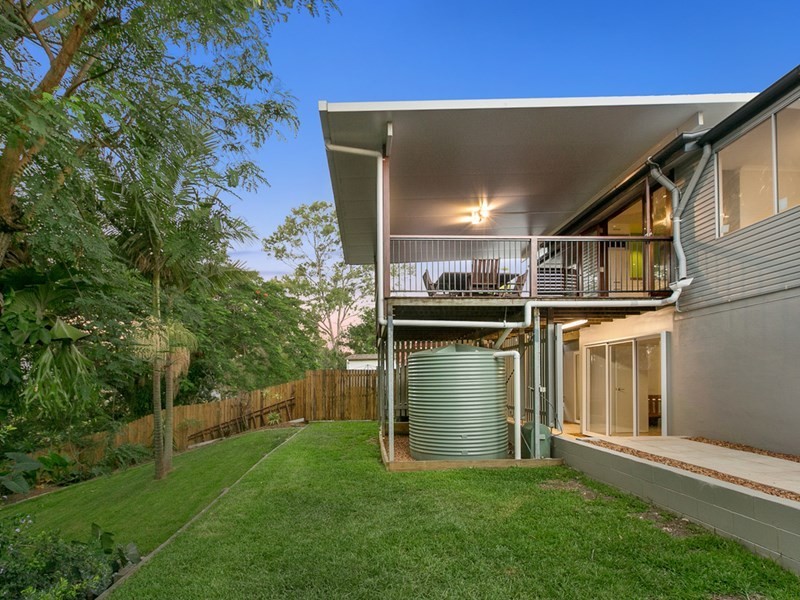 11 Oatland Crescent, Holland Park West QLD 4121