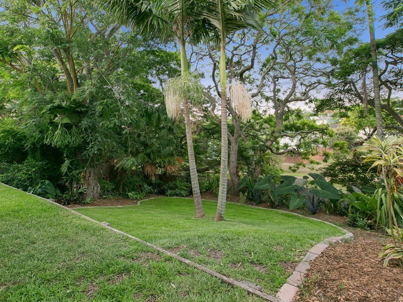 11 Oatland Crescent, Holland Park West QLD 4121