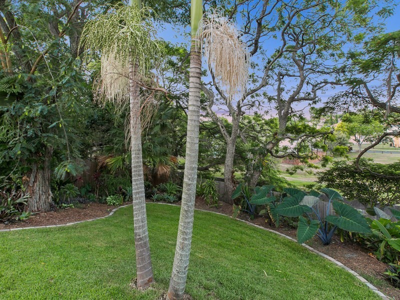 11 Oatland Crescent, Holland Park West QLD 4121