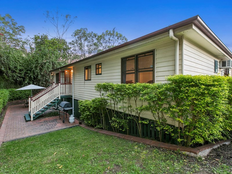 31 Roseglen Street, Greenslopes QLD 4120
