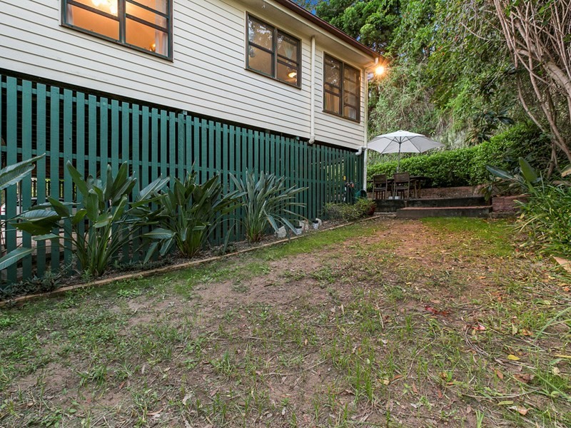 31 Roseglen Street, Greenslopes QLD 4120